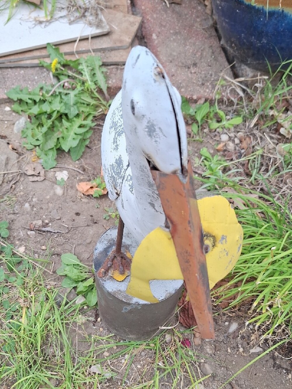 Weathered metal pelican statue - Picture 3 of 9